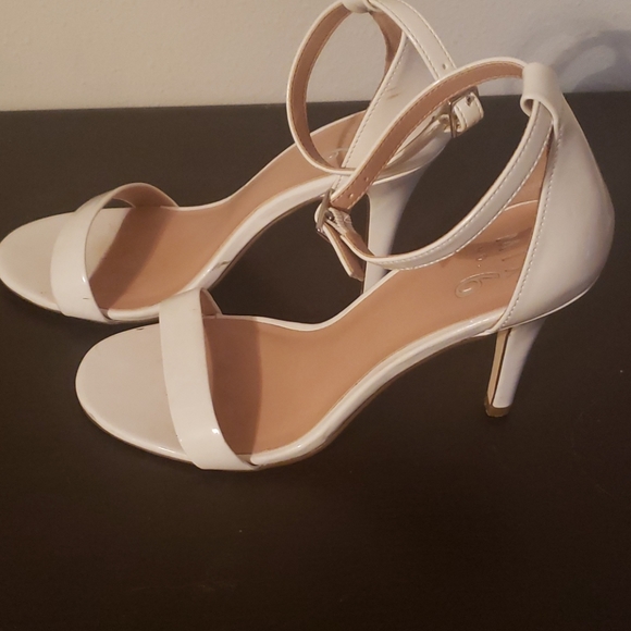 Heels - Picture 4 of 4